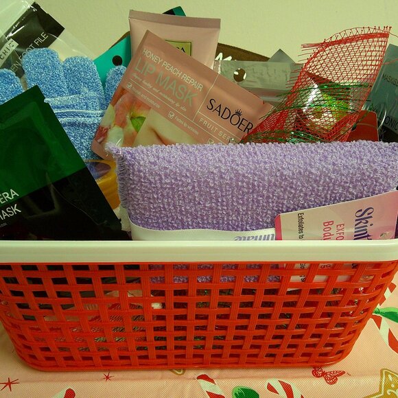 Christmas Gift Basket-Winter Skin Rescue 22-Piece Set "Frosted & Fabulous" - Picture 3 of 6